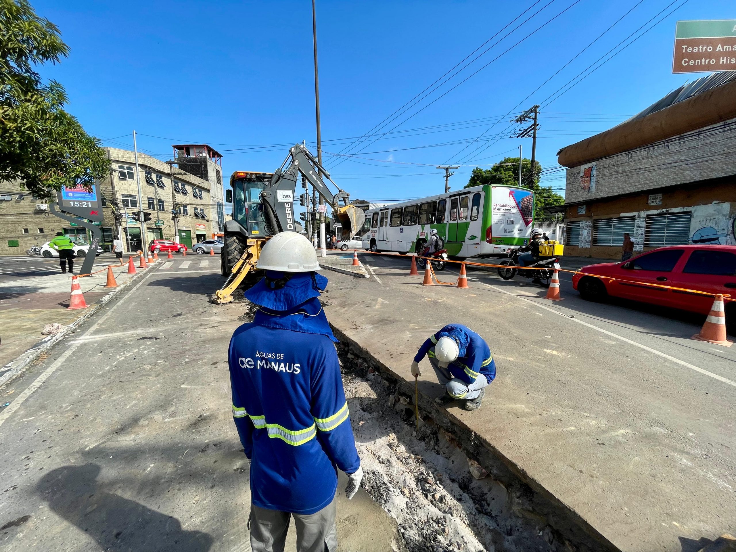 Obras de implantação de esgoto avançam na avenida Epaminondas, no Centro de Manaus